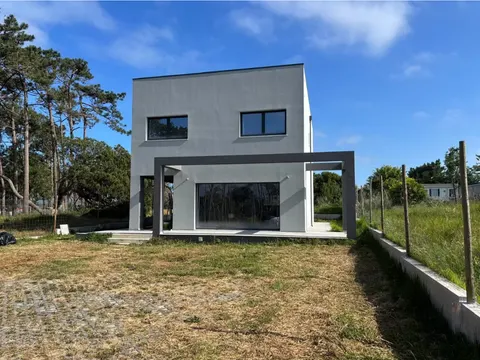 3-Bedroom Villa with Pine Forest Views for Sale in Fontanelas, Sintra — Lisboa, Sintra — 1